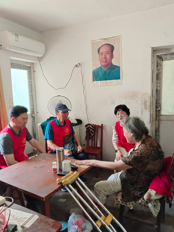 8月23日，市侨联赴龙山港社区慰问残疾老人