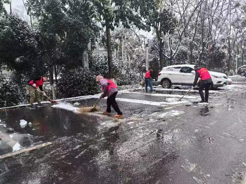 2月7日，市侨联开展除冰铲雪等志愿服务工作