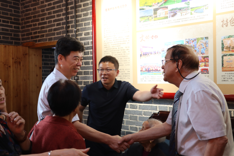 唐铎将军次子唐瓦加回乡瞻仰父亲陈列.jpg